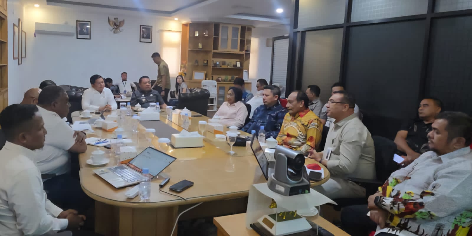 Bupati Halmahera Utara Piet Hein Babua, saat melaksanakan audiensi dengan jajaran manajemen PTPN I Regional 8.(Istimewa).