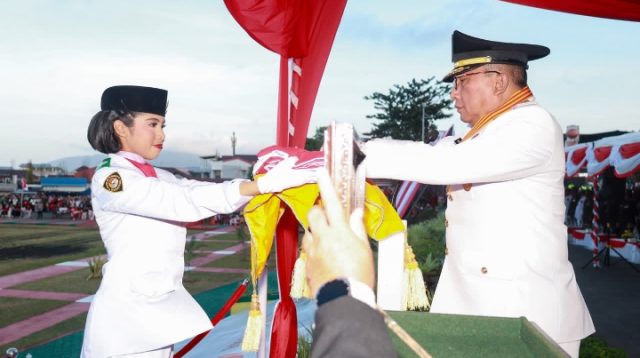 Moment Naylah Refornisa Marsaoly saat mengerjakan bendera merah putih ke Wali Kota Ternate M. Tauhid Soleman pada upacara penurunan Bendera pada HUT ke-81 Kemerdekaan Republik Indonesia di Kota Ternate, Senin (17/8/2026).