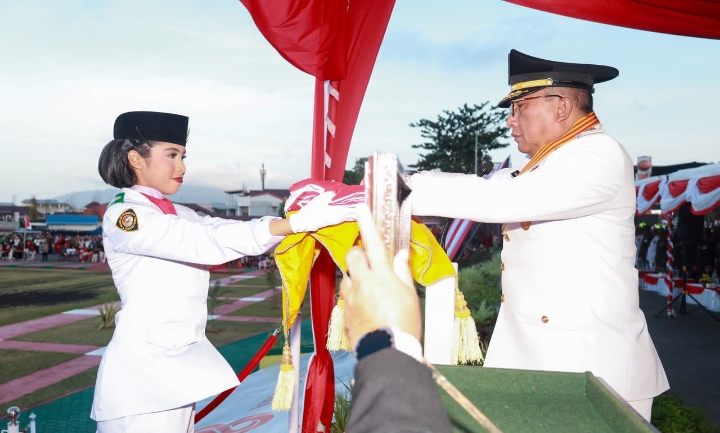 Moment Naylah Refornisa Marsaoly saat mengerjakan bendera merah putih ke Wali Kota Ternate M. Tauhid Soleman pada upacara penurunan Bendera pada HUT ke-81 Kemerdekaan Republik Indonesia di Kota Ternate, Senin (17/8/2026).