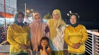 Sekretaris Inspektorat Kota Ternate, Yunita Rachman bersama sejumlah stafnya berpose bersama usai berpartisipasi di pawai Pawai budaya dan karnaval dalam rangkaian Rapat Kerja Nasional (Rakernas) XII Jaringan Kota Pusaka Indonesia (JKPI) di Kota Ternate, Sabtu (29/8/2026).