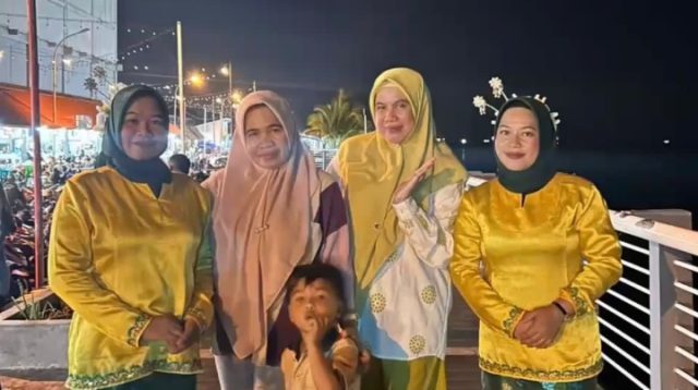 Sekretaris Inspektorat Kota Ternate, Yunita Rachman bersama sejumlah stafnya berpose bersama usai berpartisipasi di pawai Pawai budaya dan karnaval dalam rangkaian Rapat Kerja Nasional (Rakernas) XII Jaringan Kota Pusaka Indonesia (JKPI) di Kota Ternate, Sabtu (29/8/2026).