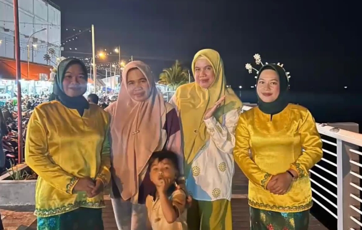Sekretaris Inspektorat Kota Ternate, Yunita Rachman bersama sejumlah stafnya berpose bersama usai berpartisipasi di pawai Pawai budaya dan karnaval dalam rangkaian Rapat Kerja Nasional (Rakernas) XII Jaringan Kota Pusaka Indonesia (JKPI) di Kota Ternate, Sabtu (29/8/2026).