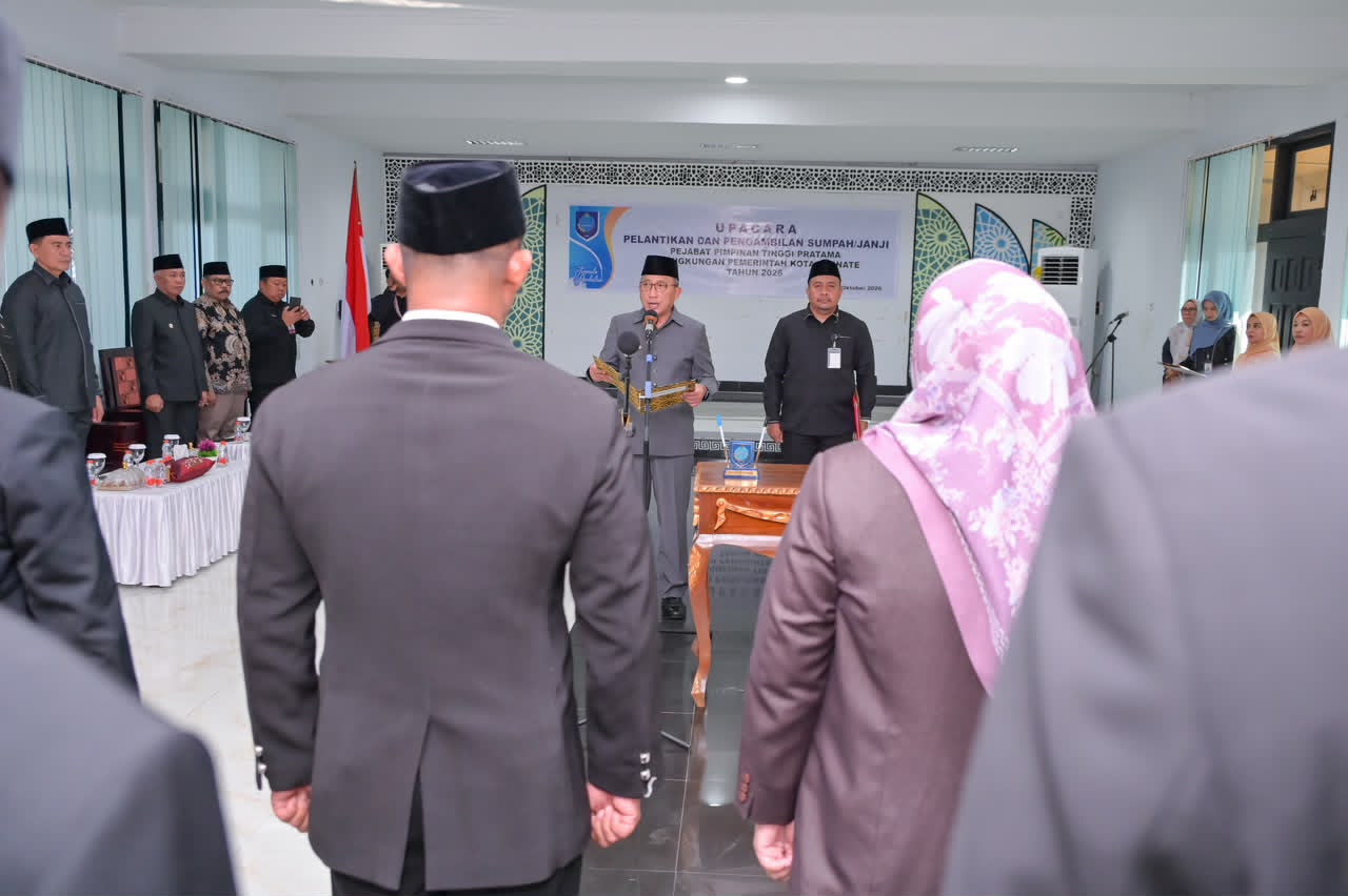 Sebelas pejabat Eselon II di lingkungan Pemerintah Kota (Pemkot) Ternate, saat dilantik dilantik dan diambil sumpah oleh Wali Kota Hi. M. Tauhid Soleman, Kamis (1/10/2026).