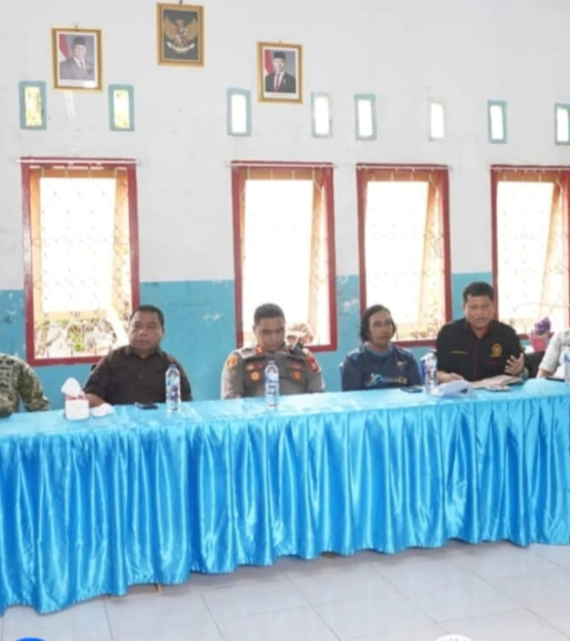 Bupati Halmahera Utara, Piet Hein Babua saat turun langsung melakukan media dengan tokoh masyarakat.(Istimewa).