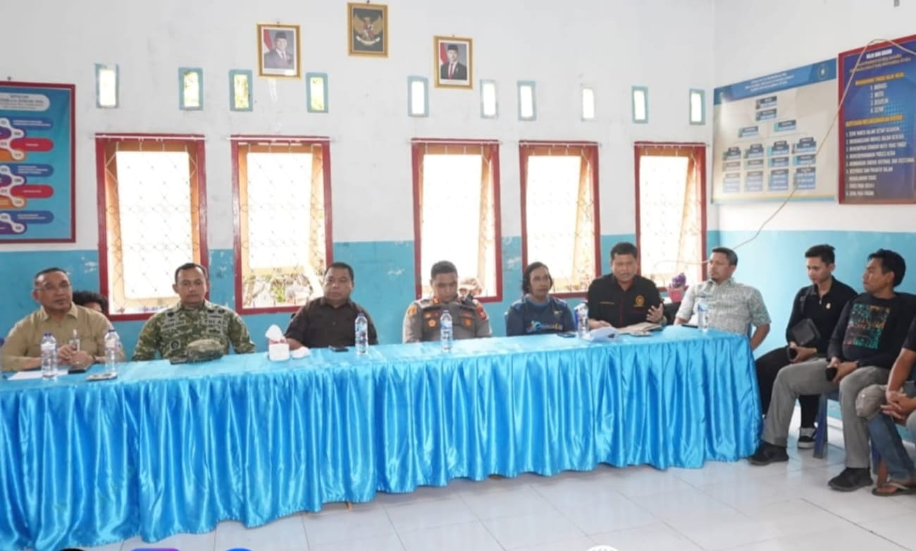 Bupati Halmahera Utara, Piet Hein Babua saat turun langsung melakukan media dengan tokoh masyarakat.(Istimewa).
