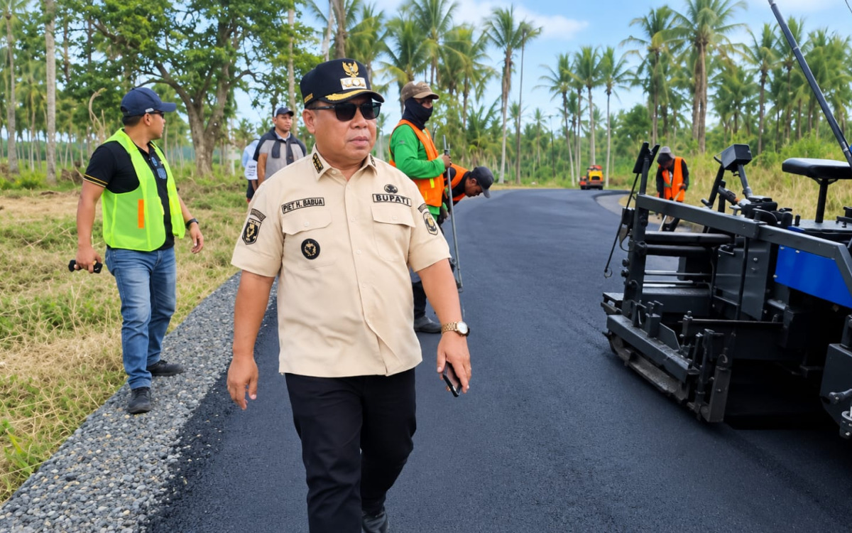 Bupati Halmahera Utara, Piet Hein Babua, meninjau pembangunan jalan di Desa Birinoa Dalam, Kecamatan Tobelo Barat, Rabu (28/10/2026).