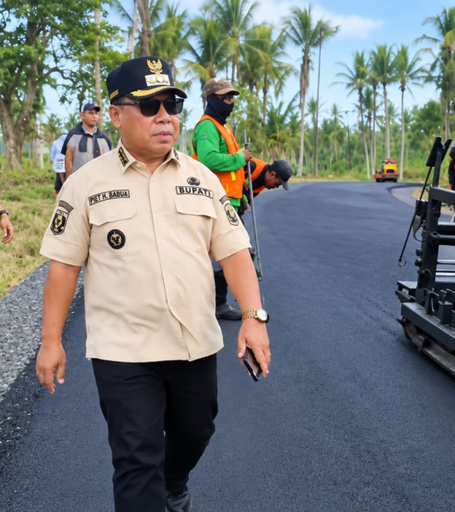 Bupati Halmahera Utara, Piet Hein Babua, meninjau pembangunan jalan di Desa Birinoa Dalam, Kecamatan Tobelo Barat, Rabu (28/10/2026).