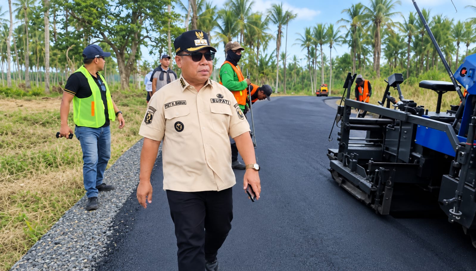 Bupati Halmahera Utara, Piet Hein Babua, meninjau pembangunan jalan di Desa Birinoa Dalam, Kecamatan Tobelo Barat, Rabu (28/10/2026).