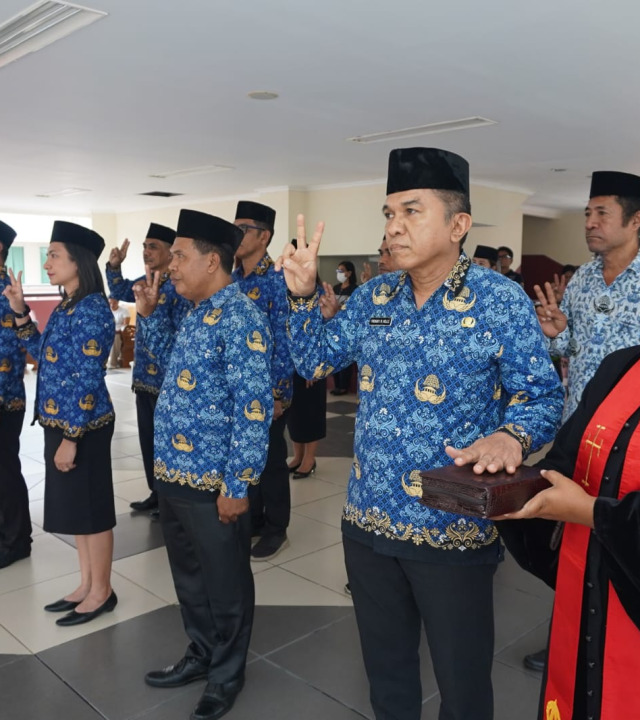 Pelantikan 16 Pejabat Eselon III di Lantai Dua Kantor Bupati Halmahera Utara, Jumat (30/10/2026).