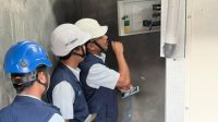 Petugas PLN saat memastikan kebutuhan kelistrikannya dapat terpenuhi dengan baik.(istimewa).