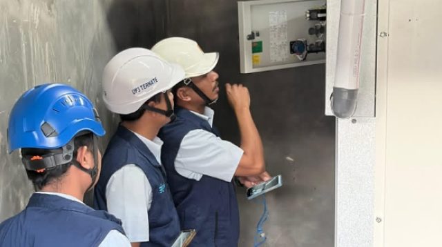 Petugas PLN saat memastikan kebutuhan kelistrikannya dapat terpenuhi dengan baik.(istimewa).