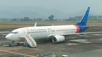 Pesawat Boing 737-800 Sriwijaya Air dari Makassar tujuan Ternate saat delay di Badar Udara Internasional Samratulangi Manado, Sulawesi Utara.(Foto : Rido/Beritadetik.id).
