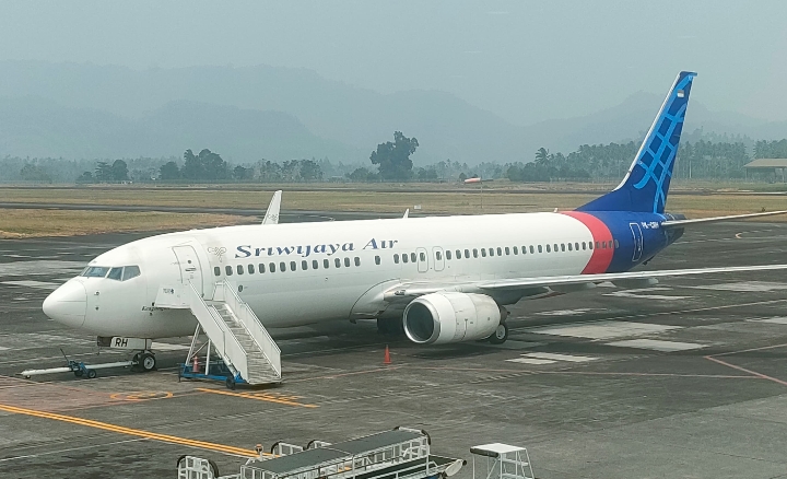 Pesawat Boing 737-800 Sriwijaya Air dari Makassar tujuan Ternate saat delay di Badar Udara Internasional Samratulangi Manado, Sulawesi Utara.(Foto : Rido/Beritadetik.id).