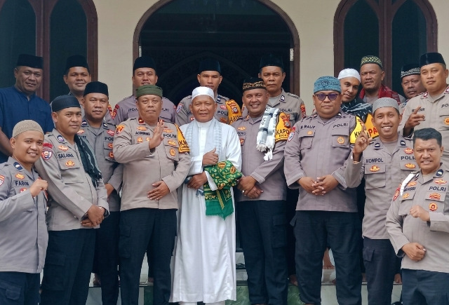 Kapolsek Ternate Utara Kota Ternate, AKP Rusli Hanafi bersama sejumlah anggota menggelar Jumat keliling di Masjid Makarimal Akhlaq Al Kel. Dufa-dufa, Jumat (23/10/2026).