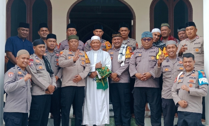 Kapolsek Ternate Utara Kota Ternate, AKP Rusli Hanafi bersama sejumlah anggota menggelar Jumat keliling di Masjid Makarimal Akhlaq Al Kel. Dufa-dufa, Jumat (23/10/2026).