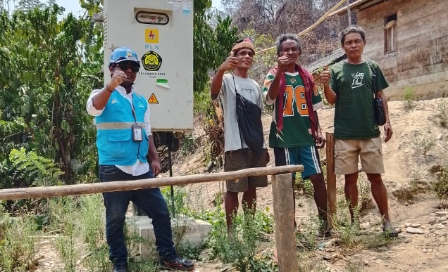 Penyambungan Bantuan Pasang Baru Listrik (BPBL) di Dusun Wansar, Pulau Buru.(Istimewa).