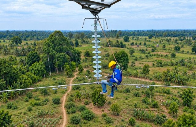 Petugas PLN saat melakukan pemeliharaan kelistrikan pada Saluran Udara Tegangan Tinggi (SUTT) 150 kilovolt (kV) Sarolangun-Muara Rupit untuk meningkatkan keandalan pasokan listrik bagi masyarakat.(Istimewa).