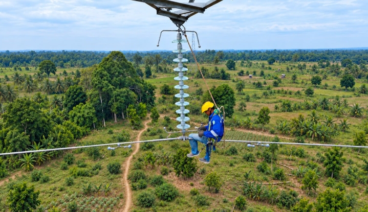 Petugas PLN saat melakukan pemeliharaan kelistrikan pada Saluran Udara Tegangan Tinggi (SUTT) 150 kilovolt (kV) Sarolangun-Muara Rupit untuk meningkatkan keandalan pasokan listrik bagi masyarakat.(Istimewa).