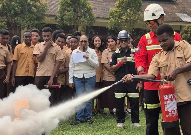 Tim NHM melakukan edukasi penggunaan Alat Pemadam Api Ringan (APAR) kepada siswa SMAN 1 Mimika, Papua Tengah, Jumat (23/10/2026).