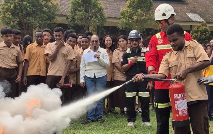 Tim NHM melakukan edukasi penggunaan Alat Pemadam Api Ringan (APAR) kepada siswa SMAN 1 Mimika, Papua Tengah, Jumat (23/10/2026).