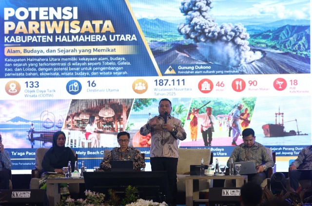 Bupati Hein Piet Babua saat dipercayakan menjadi pembicara dalam kegiatan North Moluccas Investment Business Forum (NMIBF) 2026, Kamis (29/10/2026).