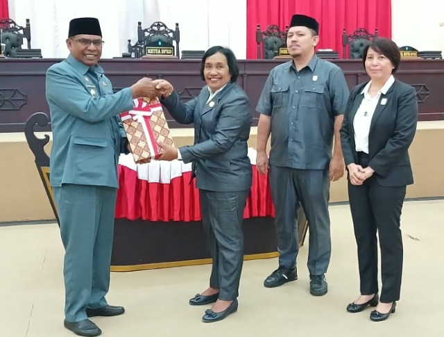 Wakil Bupati Kasman Hi. Ahmad saat menyerahkan Rancangan Peraturan Daerah (Ranperda) APBD Tahun Anggaran 2027 ke DPRD Halut.(Foto : Maikel Sumtaki/beritadetik.id).