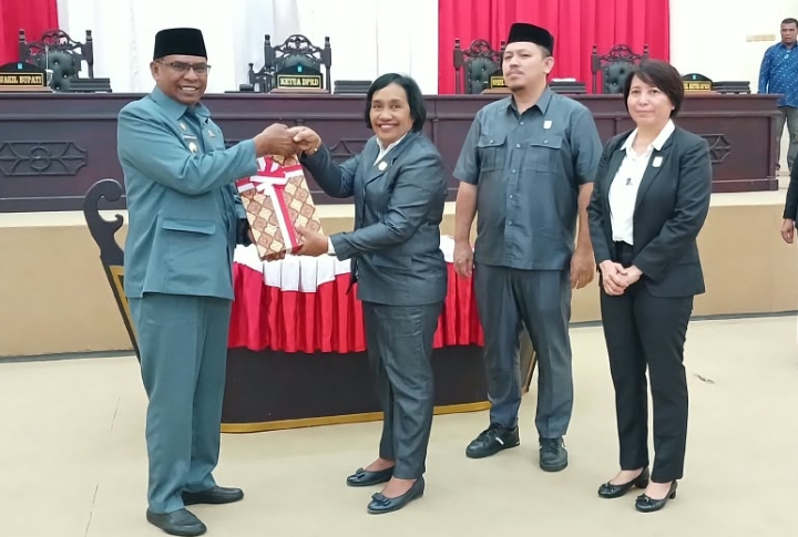 Wakil Bupati Kasman Hi. Ahmad saat menyerahkan Rancangan Peraturan Daerah (Ranperda) APBD Tahun Anggaran 2027 ke DPRD Halut.(Foto : Maikel Sumtaki/beritadetik.id).