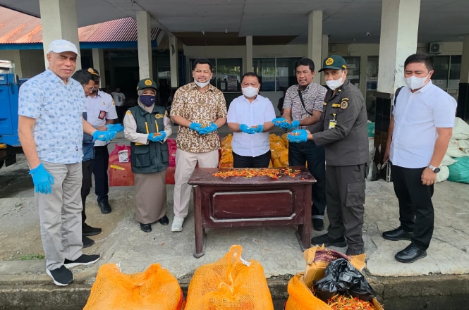 Pemkab Halmahera Utara saat menerima kiriman 7 ton cabai rawit dari Probolinggo, Jawa Timur.(Foto : Maikel/beritadetik.id).