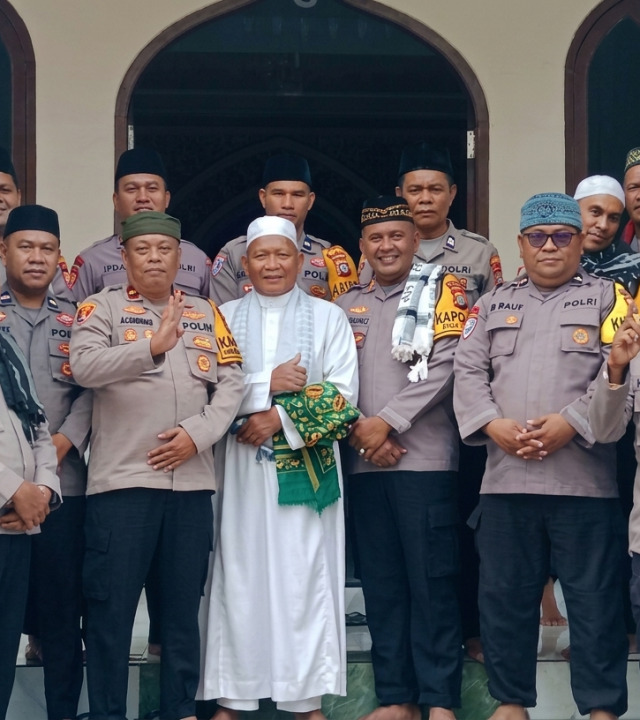 Kapolsek Ternate Utara Kota Ternate, AKP Rusli Hanafi bersama sejumlah anggota menggelar Jumat keliling di Masjid Makarimal Akhlaq Al Kel. Dufa-dufa, Jumat (23/10/2026).